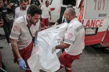 Le corps de victimes des bombardements israéliens transporté dans un hôpital de Gaza, le 11 mai 2024. © Photo by Jehad Alshrafi / ANADOLU / Anadolu via AFP