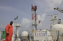 Un membre du personnel de Shell sur le navire de production, de stockage et de déchargement de pétrole offshore Bonga au large du Delta du Niger au Nigeria, le 26 décembre 2011. © Sunday Alamba/AP/SIPA