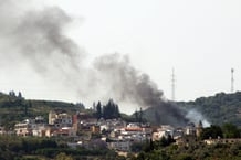De la fumée s’échappe du village libanais de Al-Najjariyeh, le 17 mai 2024, après une frappe israélienne. © MAHMOUD ZAYYAT / AFP