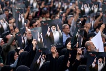 Des Iraniens pleurent la mort du président Raïssi dans le centre de Téhéran, le 20 mai 2024. © ATTA KENARE / AFP