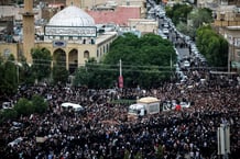 Procession funéraire du président iranien Ebrahim Raïssi au sanctuaire musulman chiite de Masoomeh à Qom, le 21 mai 2024. © HAMID ABEDI / IRNA / AFP