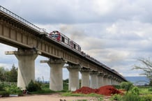 Le Standard Gauge Railway (SGR), qui doit relier Mombasa, au Kenya, à Malaba, à la frontière de l’Ouganda, et financé par des fonds chinois, est pour l’heure inachevé, après des années d’hésitations. © Thomas Mukoya / REUTERS