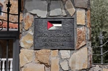 La plaque à l’entrée de l’ambassade palestinienne à Madrid, alors que le Premier ministre espagnol a annoncé que l’Espagne reconnaîtra la Palestine en tant qu’État le 28 mai 2024. © Thomas COEX / AFP