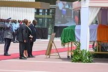 Le président ivoirien Alassane Ouattara et son épouse Dominique Ouattara rendent hommage au défunt président ivoirien Henri Konan Bédié lors de l’hommage de la nation dans le cadre de ses funérailles au palais présidentiel à Abidjan le 24 mai 2024. © ISSOUF SANOGO/AFP