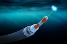 Coupe transversale d’un câble de communication sous-marin. © Christoph Burgstedt / GettyImages