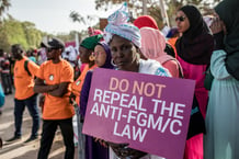 Une opposante aux mutilations génitales féminines, devant l’Assemblée nationale de Gambie, le 18 mars 2024. © Muhamadou Bittaye / AFP