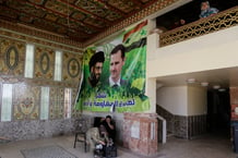 Affiche dans Damas, en Syrie, avec le président syrien Bachar al-Assad (à droite) et le chef du Hezbollah, Hassan Nasrallah. © Louai Beshara / AFP