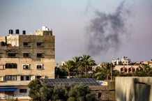 Fumées consécutive à un bombardement de l’armée israélienne sur la ville al-Bureij dans le centre de la bande de Gaza, le 4 juin 2024. © Bashar Taleb / AFP