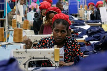 Des travailleurs kényans préparent des vêtements pour l’exportation à l’usine United Aryan EPZ, à Nairobi, en octobre 2023. © Thomas Mukoya / REUTERS