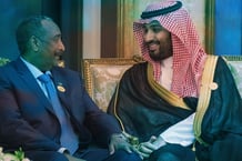 Le prince héritier saoudien Mohammed Ben Salman et le général soudanais Abdel Fattah al-Burhane au sommet de l’Organisation de la conférence islamique (OCI) à La Mecque, le 1er juin 2019. © BANDAR AL-JALOUD / SAUDI ROYAL PALACE