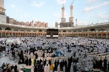 Des musulmans accomplissent la prière matinale de l’Aïd al-Adha autour de la Kaaba, le sanctuaire le plus sacré de l’Islam, à la Grande Mosquée de la ville sainte de La Mecque, en Arabie Saoudite, le 16 juin 2024. © AFP