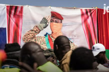 Le portrait d’Ibrahim Traoré, brandit lors d’une manfestation réclamant le départ de l’ambassadeur de France à Ouagadougou, le 20 janvier 2023. © Photo by OLYMPIA DE MAISMONT / AFP