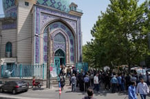 Des Iraniens font la queue devant un bureau de vote à Téhéran pour voter lors de l’élection présidentielle de la République islamique, le 28 juin 2024. © Photo par RAHEB HOMAVANDI / AFP