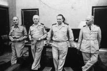Le général Jouhaud (à gauche) aux côtés des généraux putschistes Salan et Challe (de g. à d.) à Alger, le 25 avril 1961, 72 heures après le début du putsch. © DALMAS/SIPA