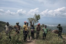 Militants « Mai-Mai » et soldats des FARDC sur une position militaire de première ligne au-dessus de la ville de Kibirizi, contrôlée par la rébellion du M23 dans la province du Nord-Kivu, le 14 mai 2024. © ALEXIS HUGUET / AFP