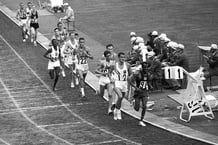 De gauche à droite : Bill Mills (dossard 722), Mohamed Gammoudi (615), Ron Clarke (12) et Mamo Wolde (98), lors du 10 000 m des Jeux olympiques de Tokyo, le 18 octobre 1964. © PRESSE SPORTS