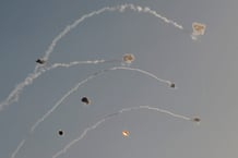 Des roquettes tirées depuis le sud du Liban sont interceptées par le système de défense aérienne israélien Dôme de fer dans le nord d’Israël, le 8 juillet 2024. © Jalaa MAREY / AFP