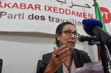Louisa Hanoune, cheffe du Parti des travailleurs algériens, lors d’une  conférence de presse, le 3 mars 2021, à sa sortie de la prison militaire de Blida. © Ryad Kramdi / AFP
