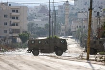 Un véhicule de l’armée israélienne lors d’un raid dans le camp de Tulkarem en Cisjordanie occupée, le 23 juillet 2024. © JAAFAR ASHTIYEH / AFP