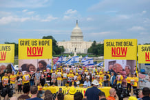 Des manifestants et des membres des familles des Israéliens retenus en otage devant le Capitole à Washington DC, le 23 juillet 2024. © Matthew Hatcher / AFP