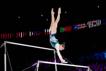 La Franco-Algérienne Kaylia Nemour, de l’équipe d’Algérie, pendant la finale des barres asymétriques – qu’elle a remportée – aux Championnats du monde de gymnastique artistique 2023, à d’Anvers, en Belgique, le 7 octobre 2023. © Naomi Baker/Getty Images via AFP