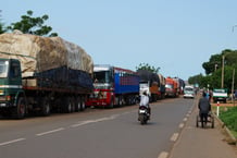 Une colonne de camions transporte des marchandises du Bénin vers la région de Gaya, au Niger, le 9 septembre 2023. © BALIMA BOUREIMA/Anadolu via AFP