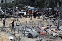 Débris de tentes et de maisons de fortune, après une frappe israélienne près de Khan Yunis, dans le sud de la bande de Gaza, le 13 juillet 2024, au cours de laquelle le chef militaire du Hamas aurait été tué. © Bashar Taleb / AFP