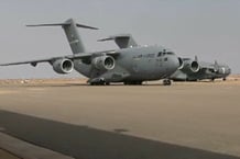 Capture d’écran d’un avion-cargo de l’armée américaine durant le retrait de la base militaire d’Agadez, au Niger, le 5 août 2024. © Stringer / AFP