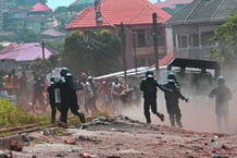 La police antiémeute disperse les manifestants après que le Front national pour la défense de la Constitution (FNDC), un groupe d’opposition interdit, a appelé à des manifestations contre la junte au pouvoir, à Conakry, le 20 octobre 2022. © CELLOU BINANI/AFP