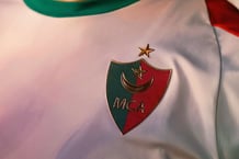 Maillot aux couleurs du Mouloudia Club d’Alger. © Adil Benayache / SIPA / 2402060424