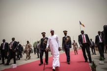 Mahamat Idriss Déby Itno, « désormais président élu de tous les Tchadiens », comme il l’a déclaré après son élection au premier tour, arrive pour son investiture au Palais des arts et de la culture de N’Djamena, le 23 mai 2024. © Joris Bolomey / AFP