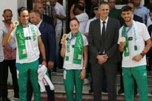 Imane Khelif, Kaylia Nemour et Djamel Sedjati à leur arrivée à l’aéroport international d’Alger, le 12 août 2024. © Billel Bensalem/ APP/NurPhoto via AFP