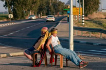 Assis les yeux bandés près d’une autoroute dans le nord d’Israël (Afula), ces manifestants réclament la libération des Israéliens retenus en otage par le Hamas à Gaza, le 17 août 2024. © Menahem KAHANA / AFP