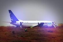 Dans la nuit du 9 mai 2024, un Boeing affrété par Air Sénégal a fait une sortie de piste au décollage. © Montage JA ; Anadolu via AFP