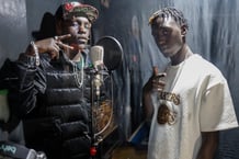 Les membres du duo de rap kenyan Wadagliz, Allan « Manazz » Mojo (à droite) et Tony « Kantel » Otieno, dans leur studio de musique à Nairobi, le 15 août 2024. © SIMON MAINA / AFP