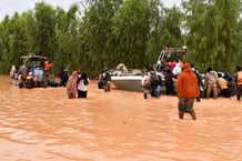 Les fortes pluies ont endommagé la route nationale 25 reliant Niamey aux provinces de Tillabéri et Tahoua dans l’ouest du Niger, le 20 août 2024. © BOUREIMA HAMA / AFP