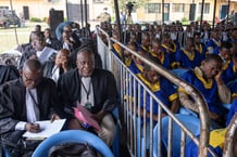 Des avocats et des accusés de la tentative de coup d’État ratée assistent à la première audience de leur procès à la prison de Ndolo à Kinshasa, le 7 juin 2024. © Arsene Mpiana / AFP