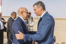 Le Premier ministre espagnol Pedro Sánchez est accueilli par le président mauritanien Mohamed Ould Ghazouani, à Nouakchott, le 27 août 2024. © Mauritanian Presidency