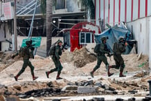 Des soldats israéliens prennent position lors d’une opération de l’armée à Tulkarem, dans le nord de la Cisjordanie occupée, le 29 août 2024. © Jaafar ASHTIYEH / AFP