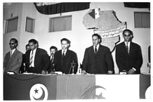 Ferhat Abbas (2e en partant de la droite) lors du congrès de l’Union générale des étudiants musulmans algériens, à Tunis en juillet 1960. © Archives Jeune Afrique