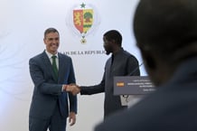 Le Premier ministre espagnol Pedro Sánchez et le président sénégalais Bassirou Diomaye Faye lors de leur rencontre au Palais de la République à Dakar, le 29 août 2024. © SEYLLOU / AFP