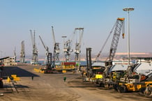 Grues sur le port de Lobito, en Angola. © Eric Lafforgue/Hans Lucas via AFP