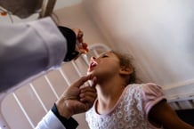 Les vaccinations contre la polio (des doses à avaler sous forme de gouttes) ont débuté dans la bande de Gaza, comme ici à l’hôpital Nasser de Khan Younès, dans le sud du territoire, le 31 août 2024. © Jihad Al-Sharafi / AFP