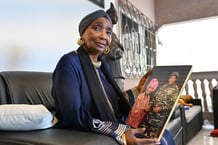 Aicha Koné avec une photo d’elle et du dirigeant du Niger, le général Abdourahamane Tiani, dans sa résidence d’Abidjan, le 13 août 2024. © Issouf SANOGO / AFP