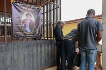 Des confrères et des proches du journaliste rassemblés à Yaoundé le 23 janvier 2023, au lendemain de la disparition du journaliste. © DANIEL BELOUMOU OLOMO/AFP