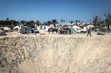 Site des frappes de l’armée israélienne sur un camp de déplacés d’al-Mawassi, à Khan Younès, dans le sud de la bande de Gaza, le 10 septembre 2024. © Eyad Baba / AFP