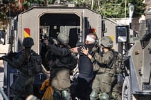 Des soldats de l’armée israélienne arrêtent un homme à Tubas, dans le nord de la Cisjordanie occupée, le 11 septembre 2024. © Zain JAAFAR / AFP