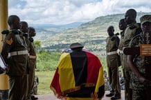 Des officiers saluent la dépouille de l’athlète Rebecca Cheptegei, également sergent de l’armée ougandaise, à Bukwo, en Ouganda, le 14 septembre. © Badru Katumba / AFP