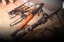 Des images des armes saisies sur les auteurs de la double attaque ayant visé Bamako, le 17 septembre 2024, diffusées par l’ORTM. © Photo : ORTM/AFP