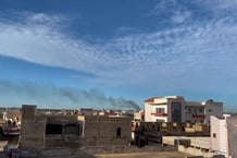 Le panache de fumée au-dessus de Bamako, lors de la double attaque jihadiste du 17 septembre 2024. © Photo by AFPTV / AFPAn AFP correspondent at the scene reported hearing gunfire and explosions.
Volleys of gunfire interspersed with explosions began at around 5:00 am and black smoke could be seen rising from an area near the airport. (Photo by AFPTV / AFP)